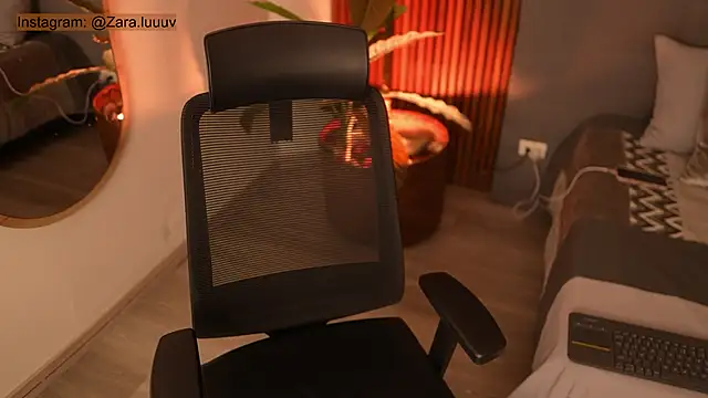 ZaraLuuv online show from September 9, 2025, 3:54 pm