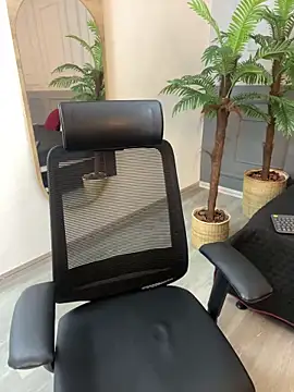 ZaraLuuv online show from November 30, 2025, 4:52 pm