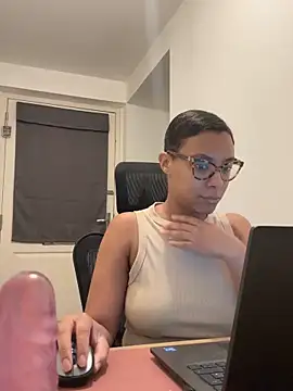 Melia Rayne online show from December 4, 2025, 11:42 am