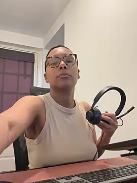 Melia Rayne online show from April 6, 2026, 9:32 am