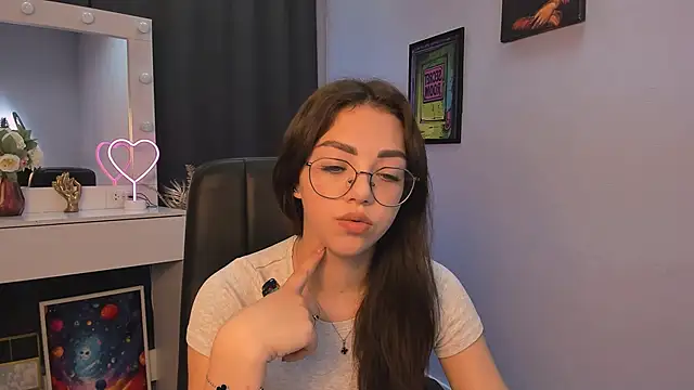 Snapshot of kiki_swan chatting on March 16, 2025, 11:05 am kiki swan online show from March 16, 2025, 11:05 am