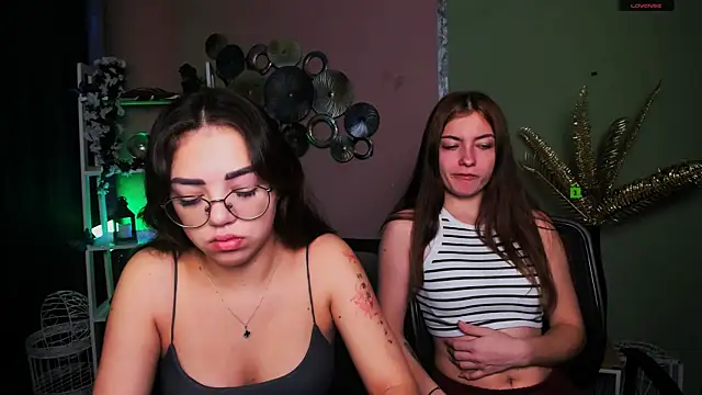 Snapshot of kiki_swan chatting on November 26, 2025, 6:46 am kiki swan online show from November 26, 2025, 6:46 am