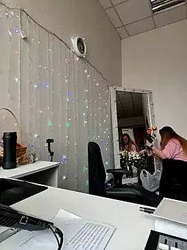 Juicy PeachLux online show from April 15, 2026, 6:52 am