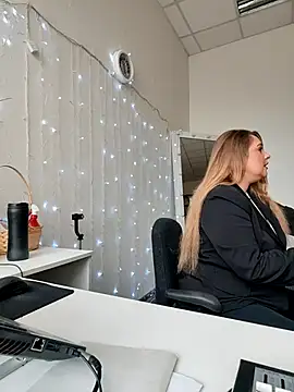 Juicy PeachLux online show from April 19, 2026, 8:04 am