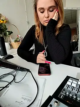 Snapshot of Juicy_PeachLux chatting on March 12, 2025, 10:37 am Juicy PeachLux online show from March 12, 2025, 10:37 am