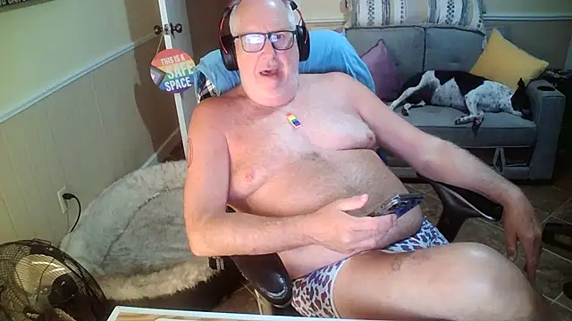 Snapshot of superbearboss chatting on June 26, 2026, 2:06 am superbearboss online show from June 26, 2026, 2:06 am
