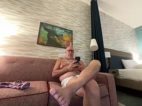 Snapshot of superbearboss chatting on June 27, 2026, 3:12 am superbearboss online show from June 27, 2026, 3:12 am