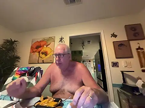 Snapshot of superbearboss chatting on June 11, 2026, 2:44 am superbearboss online show from June 11, 2026, 2:44 am