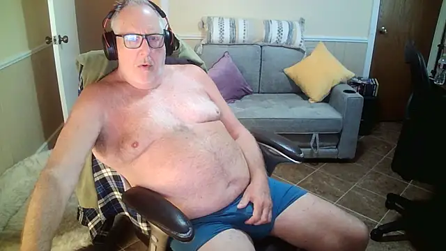 Snapshot of superbearboss chatting on June 15, 2026, 8:41 pm superbearboss online show from June 15, 2026, 8:41 pm