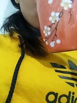 saraaxx1 online show from November 18, 2025, 9:23 am