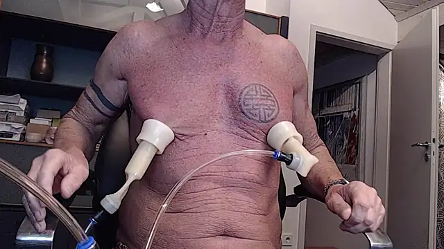 Snapshot of munichrubber chatting on December 22, 2025, 6:30 pm munichrubber online show from December 22, 2025, 6:30 pm