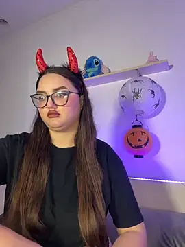 MiraLuccian online show from October 18, 2025, 6:54 pm