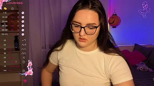 MiraLuccian online show from October 30, 2025, 7:22 pm