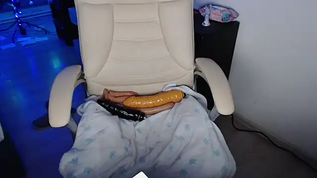 Snapshot of ElssaRush chatting on December 17, 2025, 6:24 pm ElssaRush online show from December 17, 2025, 6:24 pm