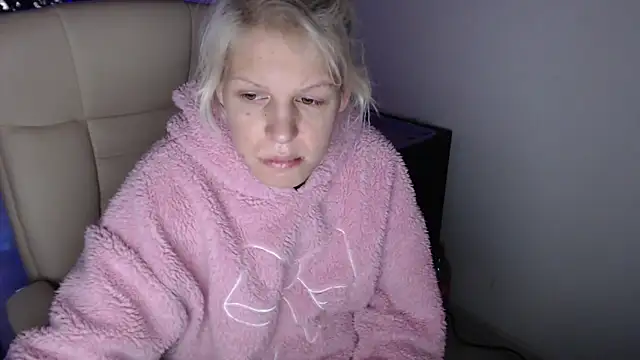 Snapshot of ElssaRush chatting on December 3, 2025, 8:03 am ElssaRush online show from December 3, 2025, 8:03 am