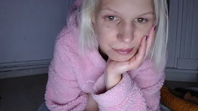 Snapshot of ElssaRush chatting on November 16, 2025, 5:01 am ElssaRush online show from November 16, 2025, 5:01 am