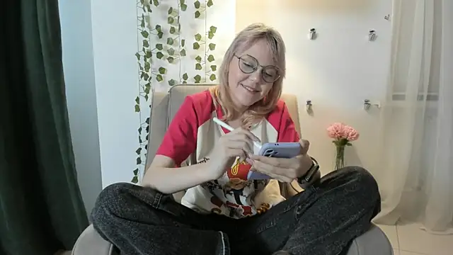 DarleneBeldon online show from March 12, 2025, 2:23 pm