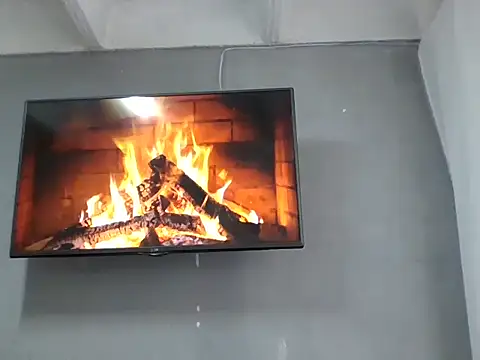 DaphneRosses online show from September 24, 2025, 2:01 pm