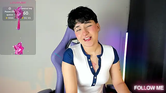 emma cute7 online show from December 16, 2025, 3:33 am