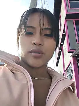 Snapshot of bella_warzon chatting on October 19, 2025, 9:17 pm bella warzon online show from October 19, 2025, 9:17 pm