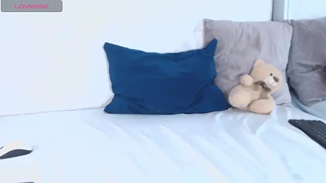 Snapshot of willow_smitt chatting on November 28, 2025, 1:00 pm willow smitt online show from November 28, 2025, 1:00 pm