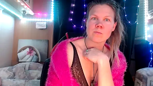 Snapshot of CallMeMaria chatting on March 2, 2025, 9:41 pm CallMeMaria online show from March 2, 2025, 9:41 pm