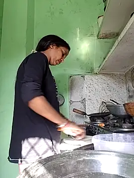 Hotty-Nidhi online show from December 18, 2025, 5:23 am