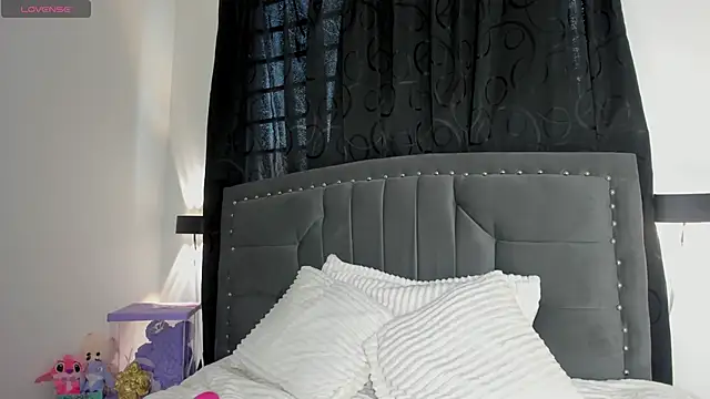 Lilith Thompson online show from November 23, 2025, 4:50 pm