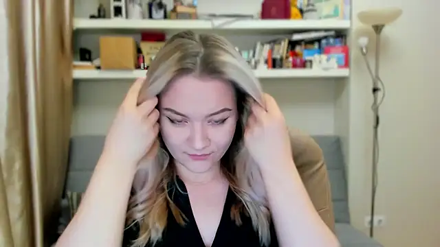 Kara Smith  online show from October 25, 2025, 10:32 pm