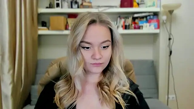 Kara Smith  online show from November 5, 2025, 10:57 pm