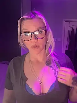 Curvy-Cleo online show from April 12, 2026, 8:34 pm