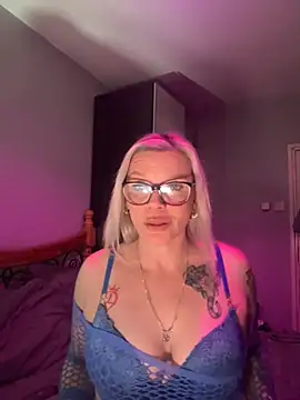 Curvy-Cleo online show from April 11, 2026, 9:40 pm