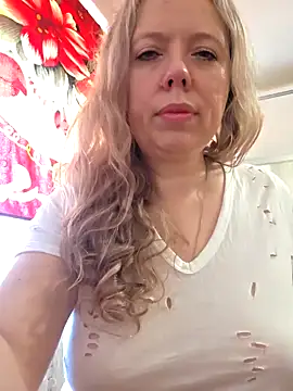 Snapshot of Irina3718 chatting on May 16, 2026, 7:29 am Irina3718 online show from May 16, 2026, 7:29 am