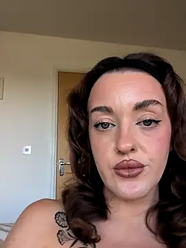 Snapshot of Petite_Juicy_Olive chatting on July 9, 2026, 8:04 am Petite Juicy Olive online show from July 9, 2026, 8:04 am