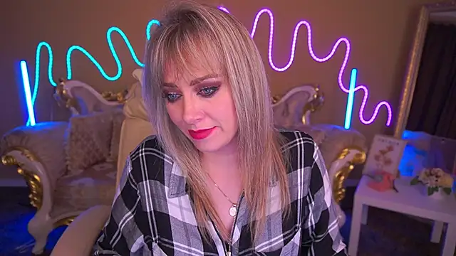 Snapshot of CandyLadyyy chatting on November 16, 2025, 9:41 pm CandyLadyyy online show from November 16, 2025, 9:41 pm