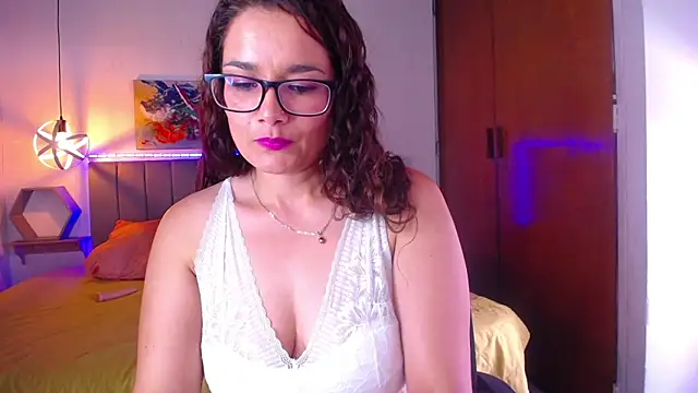 Snapshot of Rose_Thompson1 chatting on March 19, 2025, 5:28 pm Rose Thompson1 online show from March 19, 2025, 5:28 pm