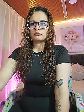 Rose Thompson1 online show from May 29, 2026, 1:39 pm