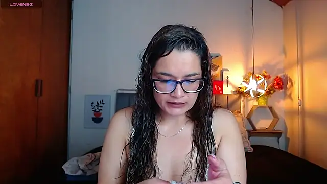 Snapshot of Rose_Thompson1 chatting on September 9, 2025, 1:42 pm Rose Thompson1 online show from September 9, 2025, 1:42 pm