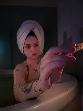 Snapshot of LoganPeny chatting on December 17, 2025, 7:08 pm LoganPeny online show from December 17, 2025, 7:08 pm