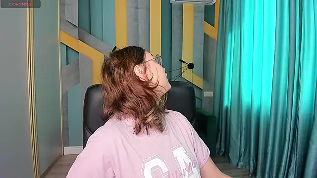 Snapshot of AngelinaLow chatting on September 15, 2025, 11:21 am AngelinaLow online show from September 15, 2025, 11:21 am