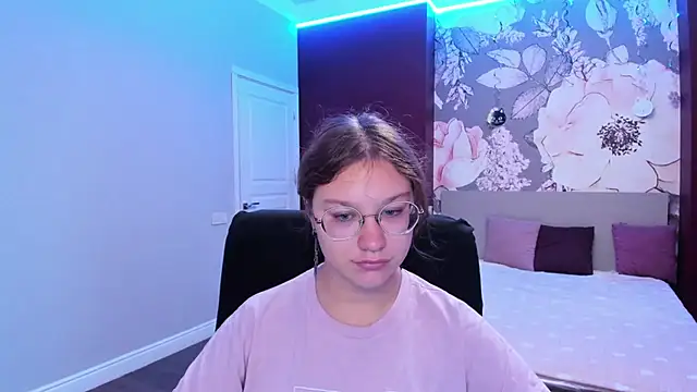 Snapshot of AngelinaLow chatting on September 17, 2025, 11:23 am AngelinaLow online show from September 17, 2025, 11:23 am