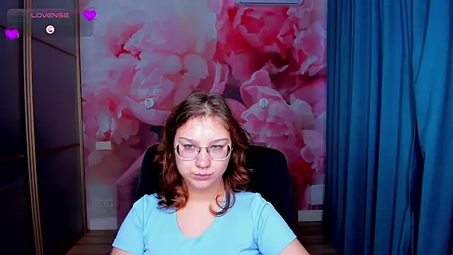 Snapshot of AngelinaLow chatting on November 25, 2025, 12:38 pm AngelinaLow online show from November 25, 2025, 12:38 pm