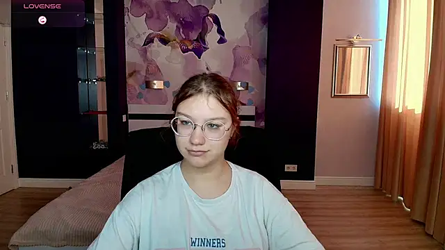 Snapshot of AngelinaLow chatting on October 21, 2025, 11:31 am AngelinaLow online show from October 21, 2025, 11:31 am