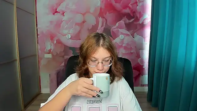 Snapshot of AngelinaLow chatting on October 20, 2025, 11:22 am AngelinaLow online show from October 20, 2025, 11:22 am