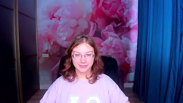 Snapshot of AngelinaLow chatting on November 17, 2025, 12:31 pm AngelinaLow online show from November 17, 2025, 12:31 pm