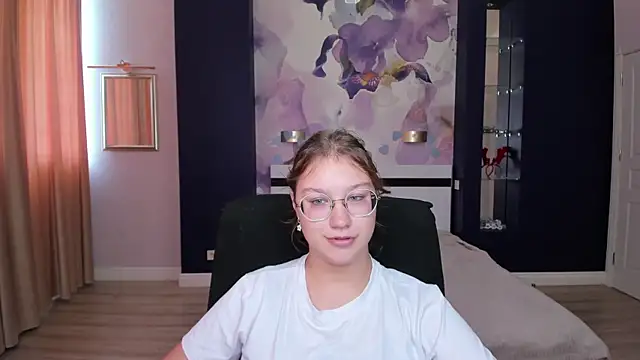 Snapshot of AngelinaLow chatting on September 25, 2025, 11:38 am AngelinaLow online show from September 25, 2025, 11:38 am