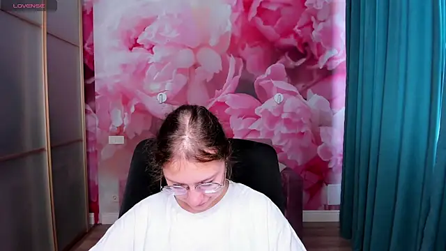 Snapshot of AngelinaLow chatting on October 1, 2025, 11:25 am AngelinaLow online show from October 1, 2025, 11:25 am