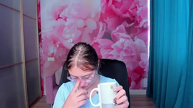 Snapshot of AngelinaLow chatting on September 23, 2025, 11:28 am AngelinaLow online show from September 23, 2025, 11:28 am