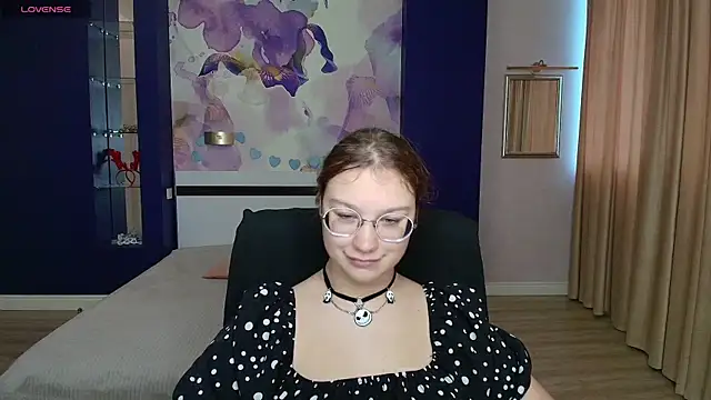 Snapshot of AngelinaLow chatting on October 7, 2025, 11:33 am AngelinaLow online show from October 7, 2025, 11:33 am