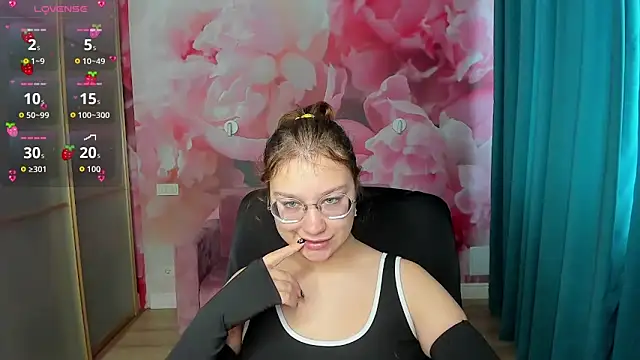 Snapshot of AngelinaLow chatting on October 13, 2025, 11:23 am AngelinaLow online show from October 13, 2025, 11:23 am